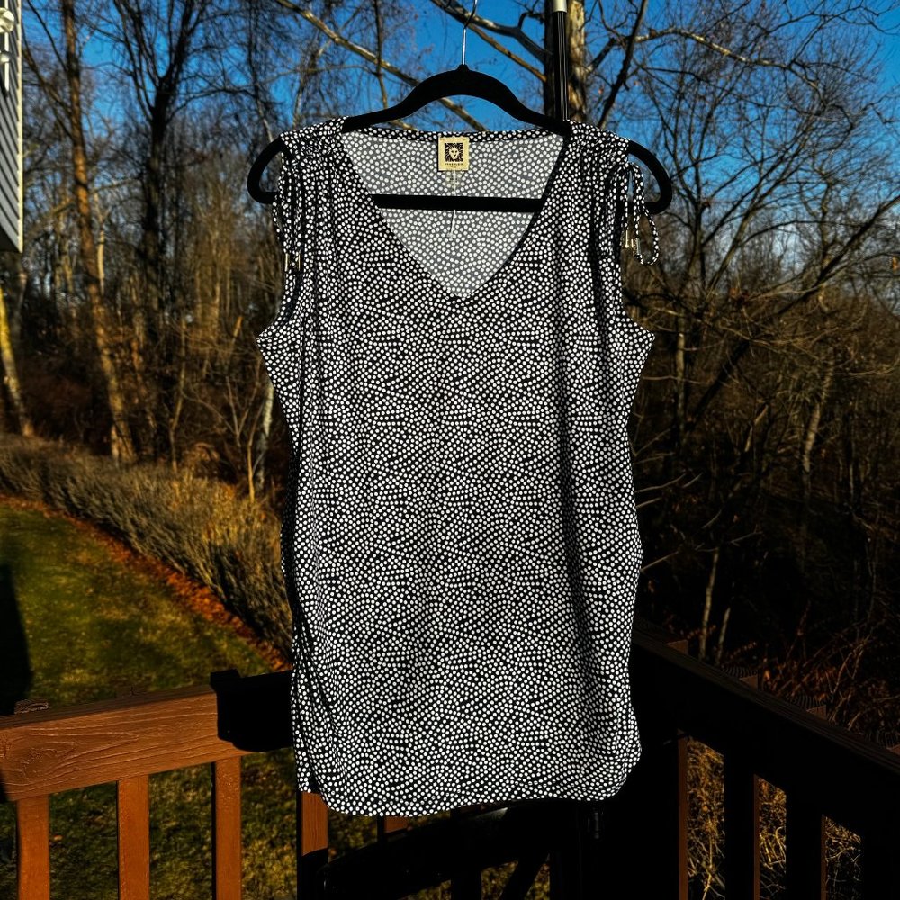 Ann Klein navy and white medium polka dotted sleeveless blouse